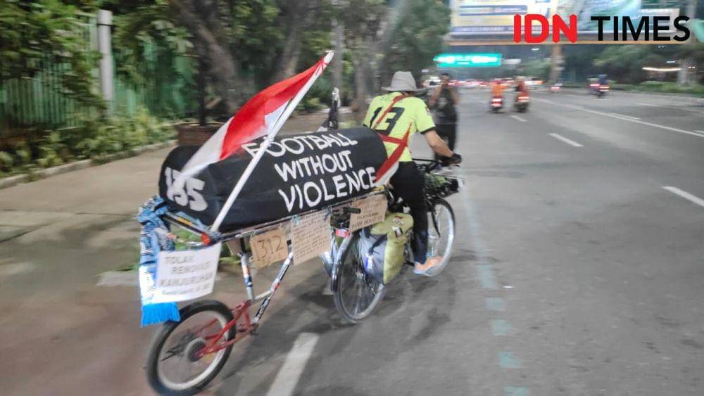 Pak Midun gowes dari Malang menuju Jakarta untuk menuntut keadilan tragedi Kanjuruhan. (IDN Times/Imam Faishal)