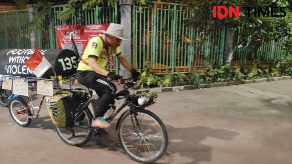 Pak Midun gowes dari Malang menuju Jakarta untuk menuntut keadilan tragedi Kanjuruhan. (IDN Times/Imam Faishal)