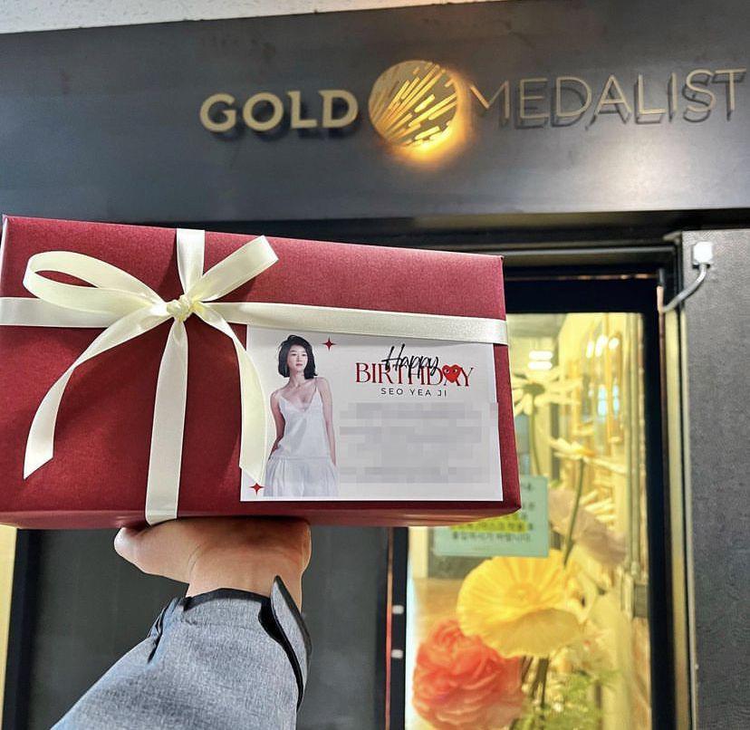 Jasa Kirim Hadiah dan Surat ke Artis Kpop Favorit, Cek Caranya!