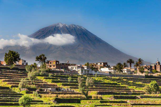 Gunung Berapi Misti yang tidak aktif di atas ladang dan rumah-rumah di kota Arequipa, Peru (Istockphoto.com/Vadim_Nefedov)