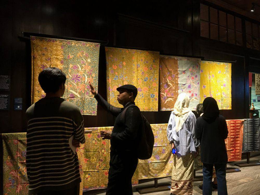 Batik-batik lainnya yang dipamerkan di Pasang Surut (Dok.Pribadi/Natalia Indah)