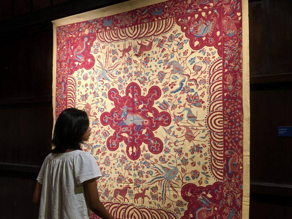 Seorang pengunjung yang melihat batik di Pameran Pasang Surut (Dok.Pribadi/Natalia Indah)