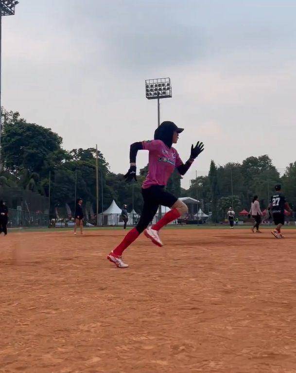 potret Olla Ramlan bermain slow pitch softball (instagram.com/ollaramlan)
