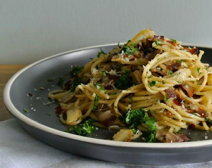 Ilustrasi Aglio olio (unsplash.com/Youjeen Cho)