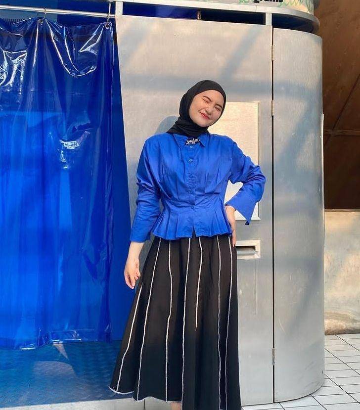 OOTD hijab atasan biru tua (instagram.com/intanghazll_)