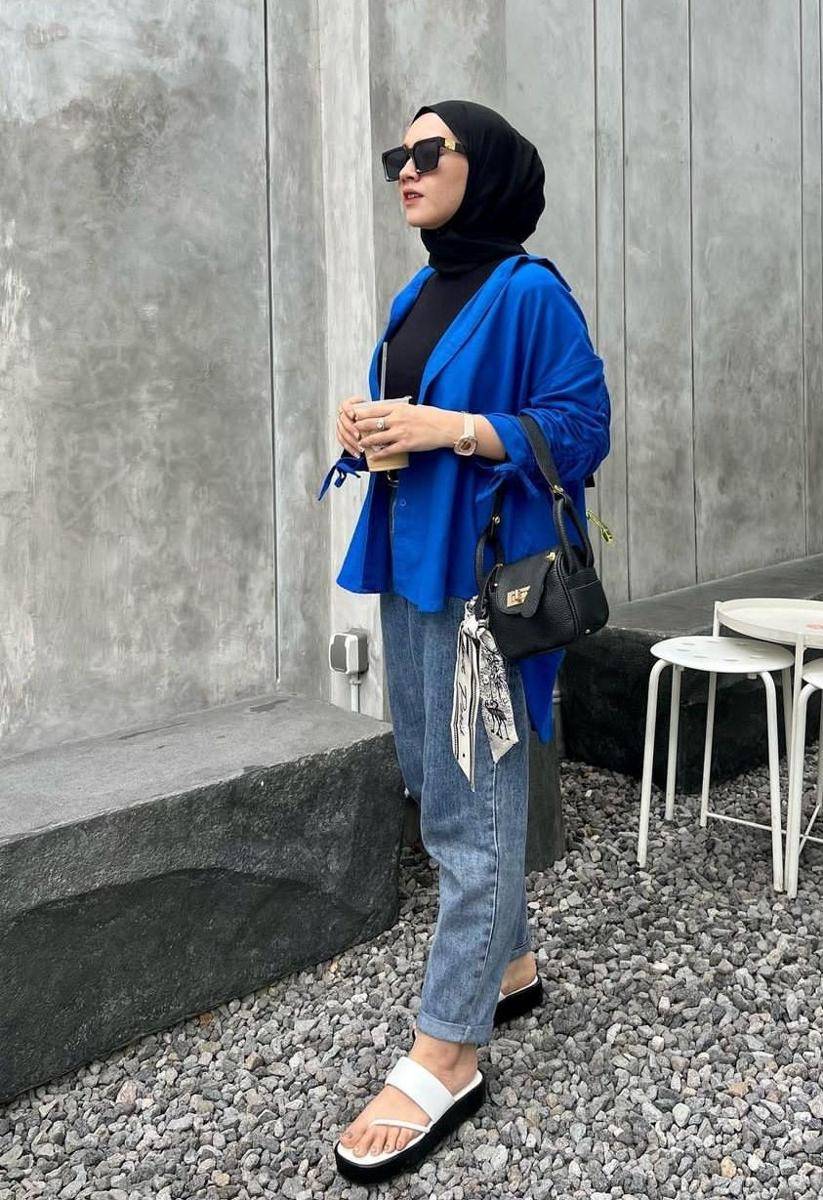 OOTD hijab atasan biru tua (instagram.com/rennysilviana)