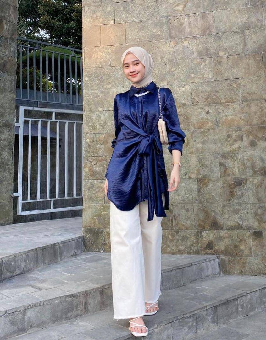 OOTD hijab atasan biru tua (instagram.com/inikiranaaa__)