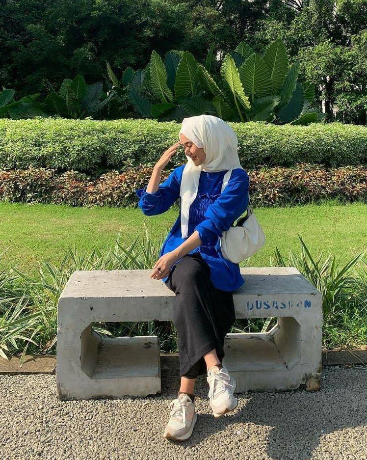 OOTD hijab atasan biru tua (instagram.com/diannn.d)