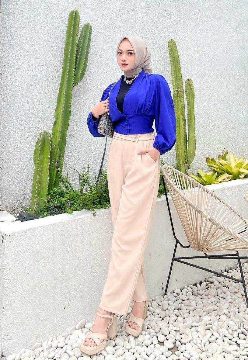 OOTD hijab atasan biru tua (instagram.com/hanifadl_)