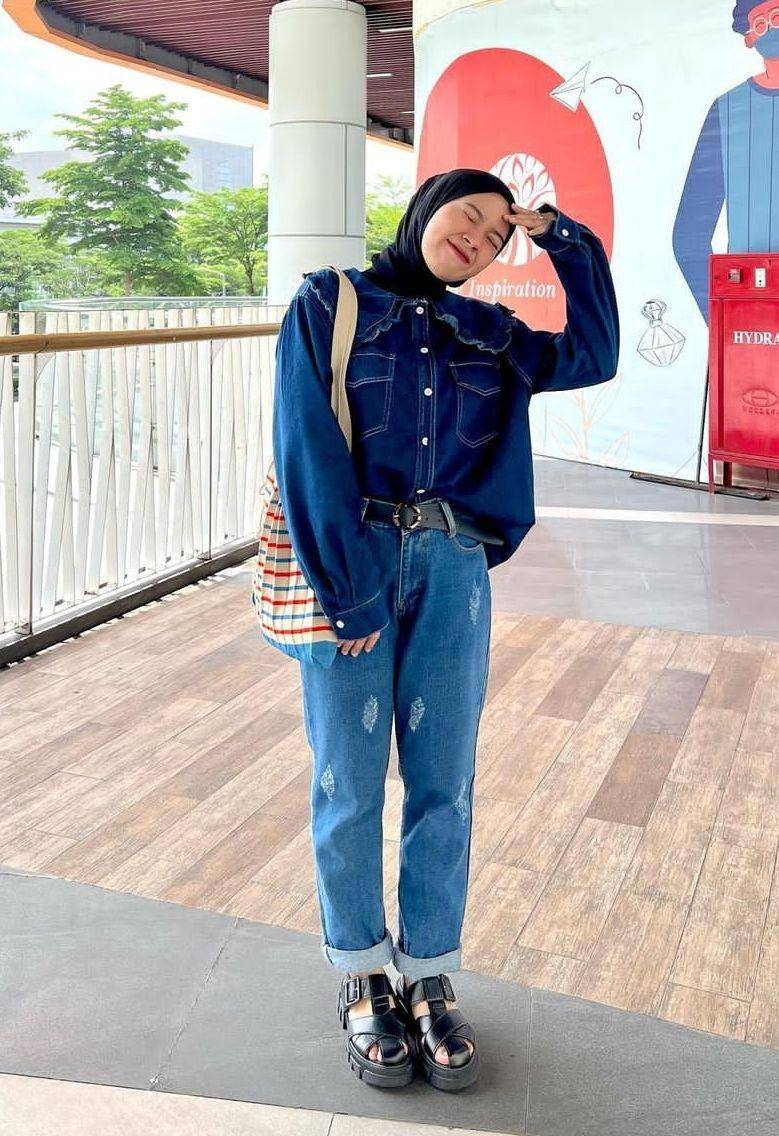 OOTD hijab atasan biru tua (instagram.com/rennysilviana)