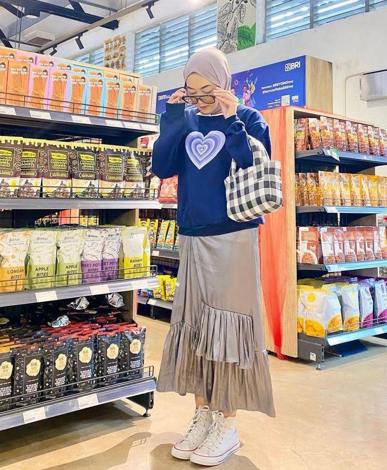 OOTD hijab atasan biru tua (instagram.com/alamandaptrrr)