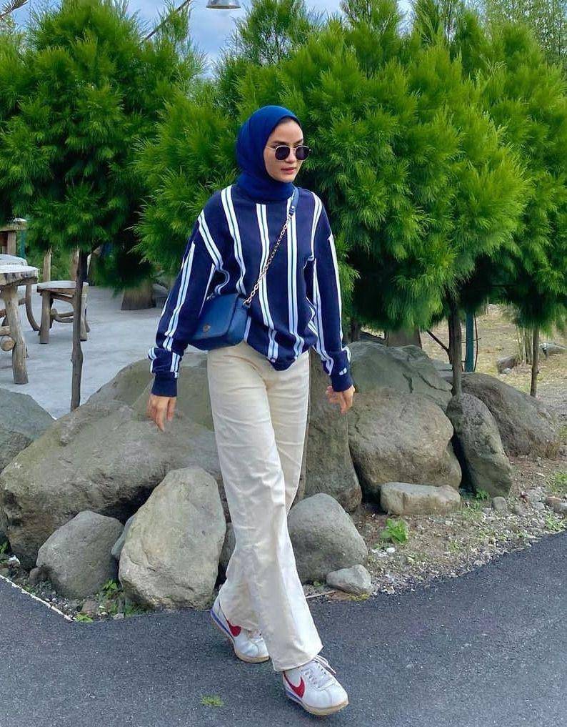 OOTD hijab atasan biru tua (instagram.com/helwabasheel)
