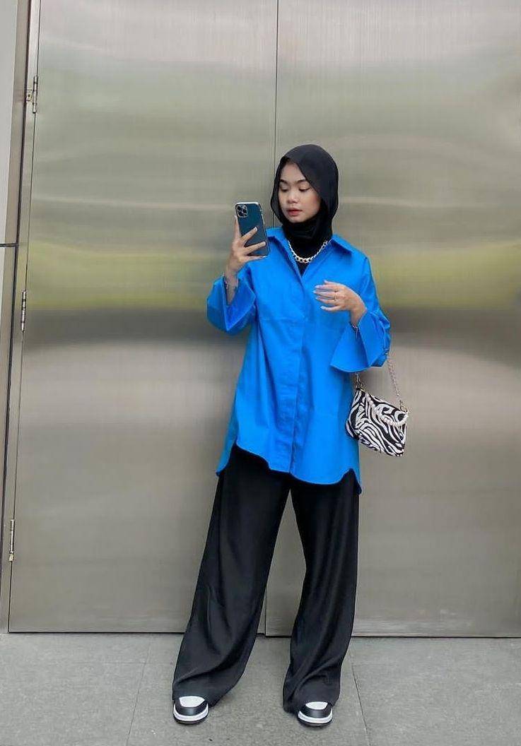 OOTD hijab atasan biru tua (instagram.com/nolaclr.a)