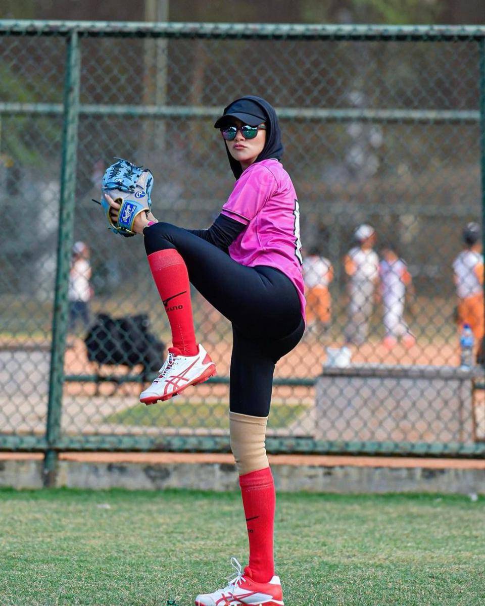 potret Olla Ramlan bermain slow pitch softball (instagram.com/ollaramlan)