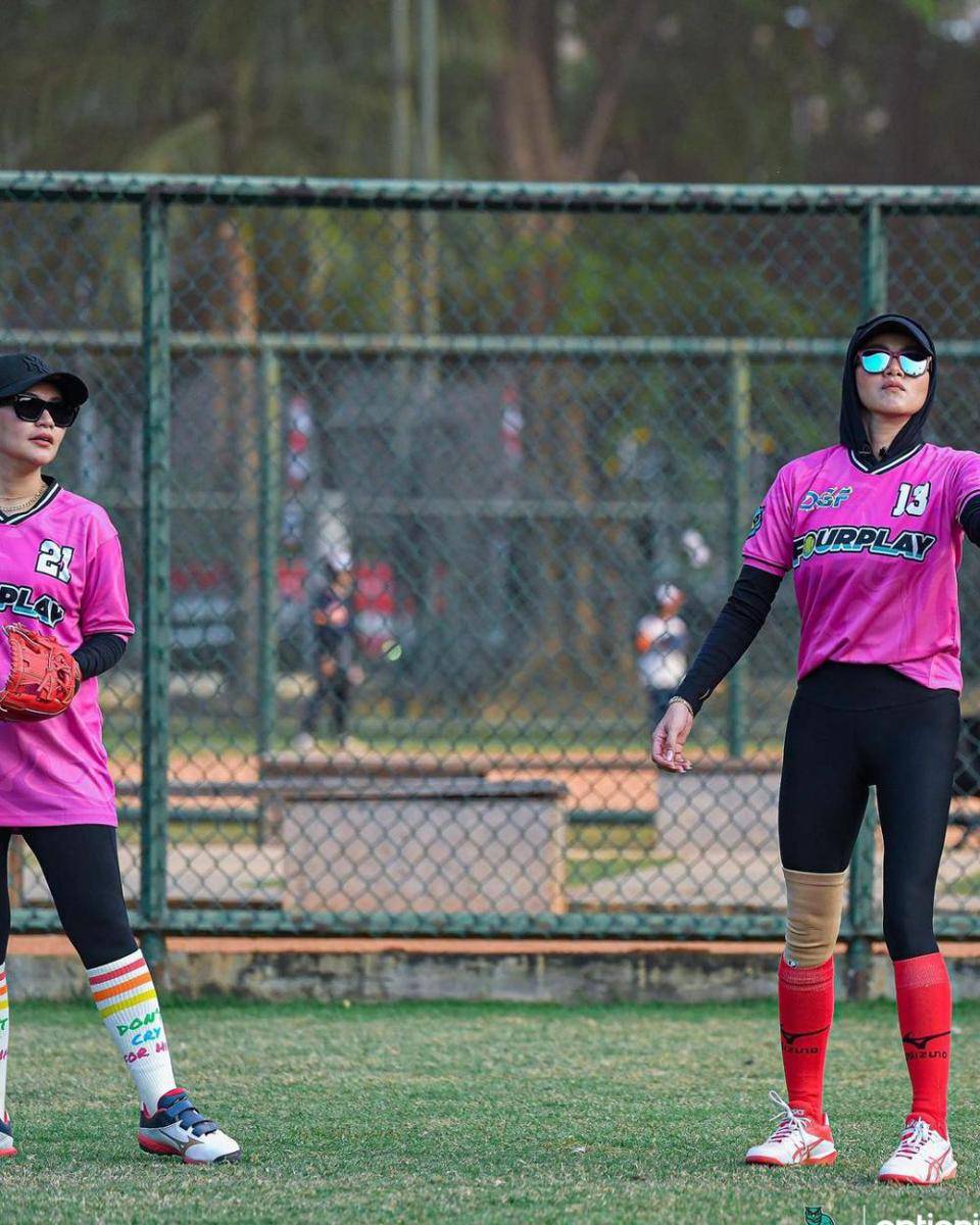 potret Olla Ramlan bermain slow pitch softball (instagram.com/sarahferri)