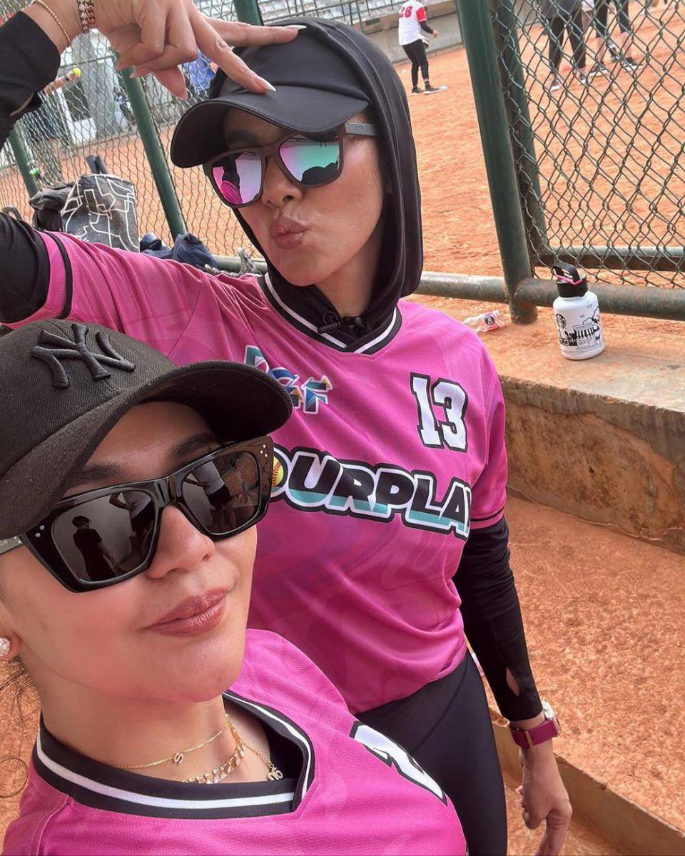 potret Olla Ramlan bermain slow pitch softball (instagram.com/sarahferri)