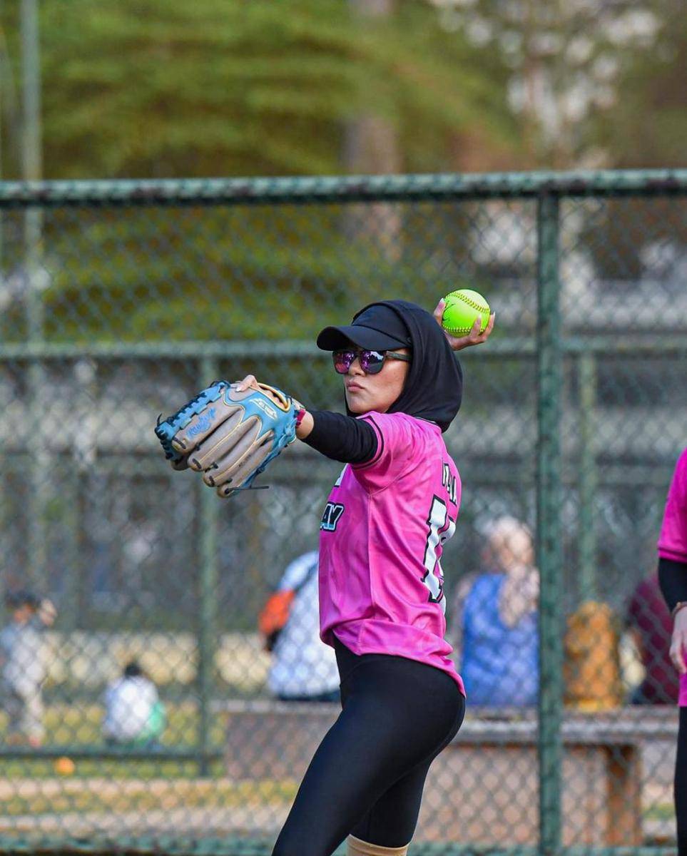 potret Olla Ramlan bermain slow pitch softball (instagram.com/ollaramlan)