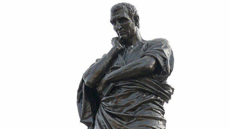 Potret patung penyair Romawi Ovid di Constanţa. Dibuat pada tahun 1887 oleh pematung Italia bernama Ettore Ferrari. (commons.wikimedia.org/Kurt Wichmann)