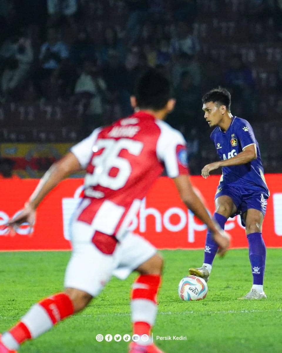 Pemain Persik Kediri saat menghadapi Persis Solo. instagram.com/persikfcofficial