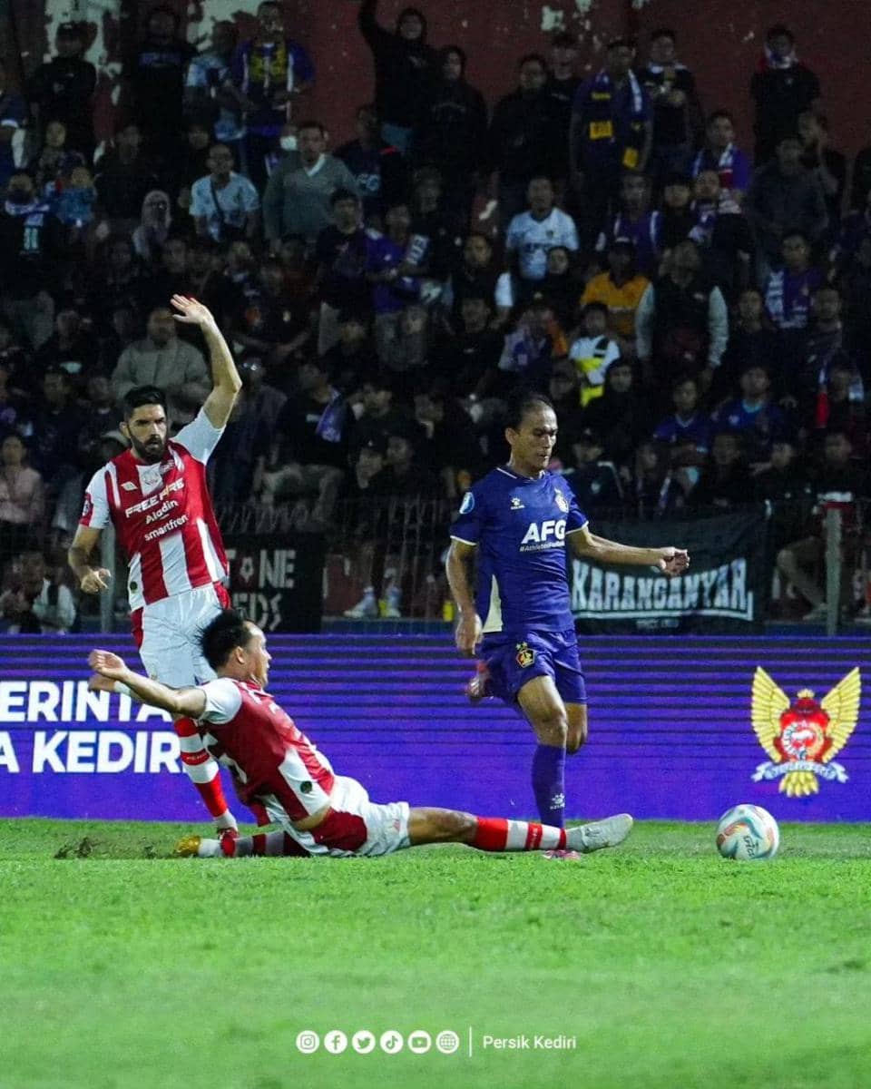 Pemain Persik Kediri saat menghadapi Persis Solo. instagram.com/persikfcofficial