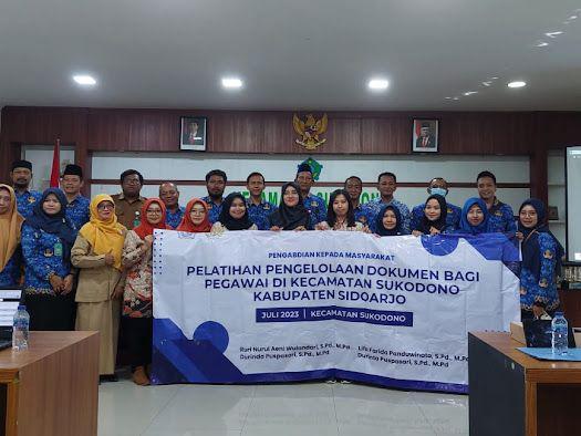 Tim Pengabdian Unesa Bareng ANRI Latih Pegawai Kecamatan