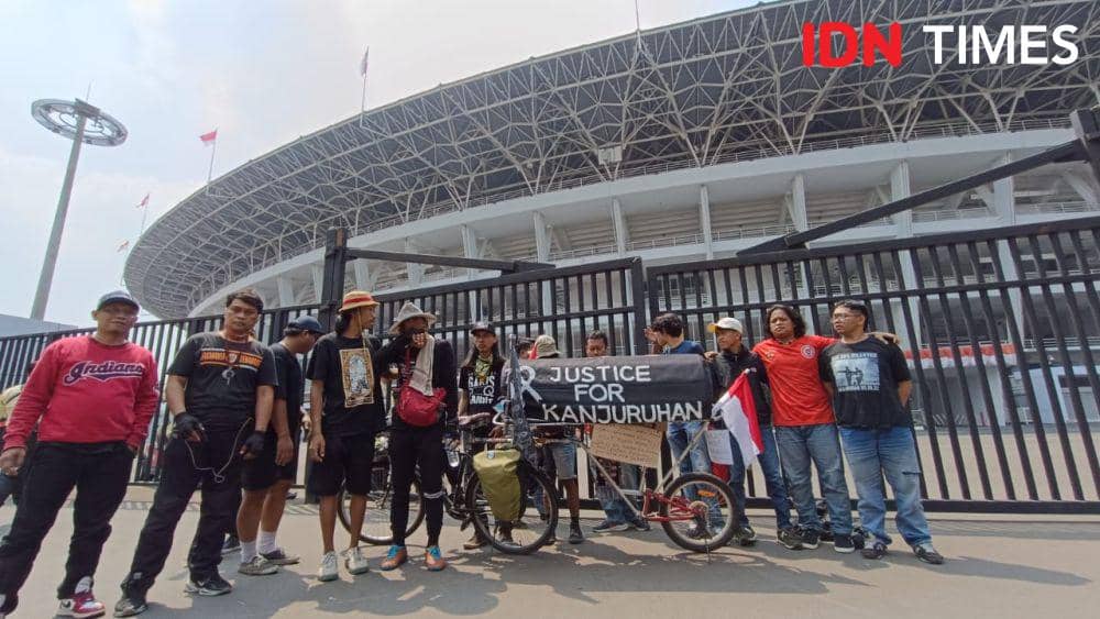 Pak Midun dengan sejumlah kelompok suporter di SUGBK. (IDN Times/Tino).