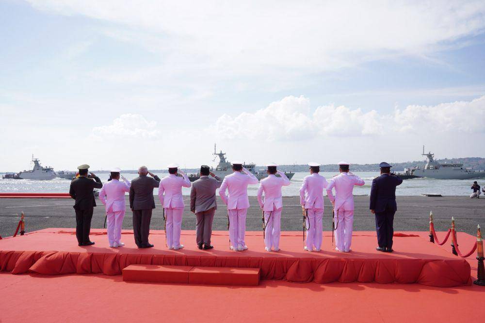 Menhan Prabowo Subianto menyerahkan dua KRI kepada Panglima TNI, merupakan kerja sama Indonesia-Jerman. (Dokumentasi Media Menhan)