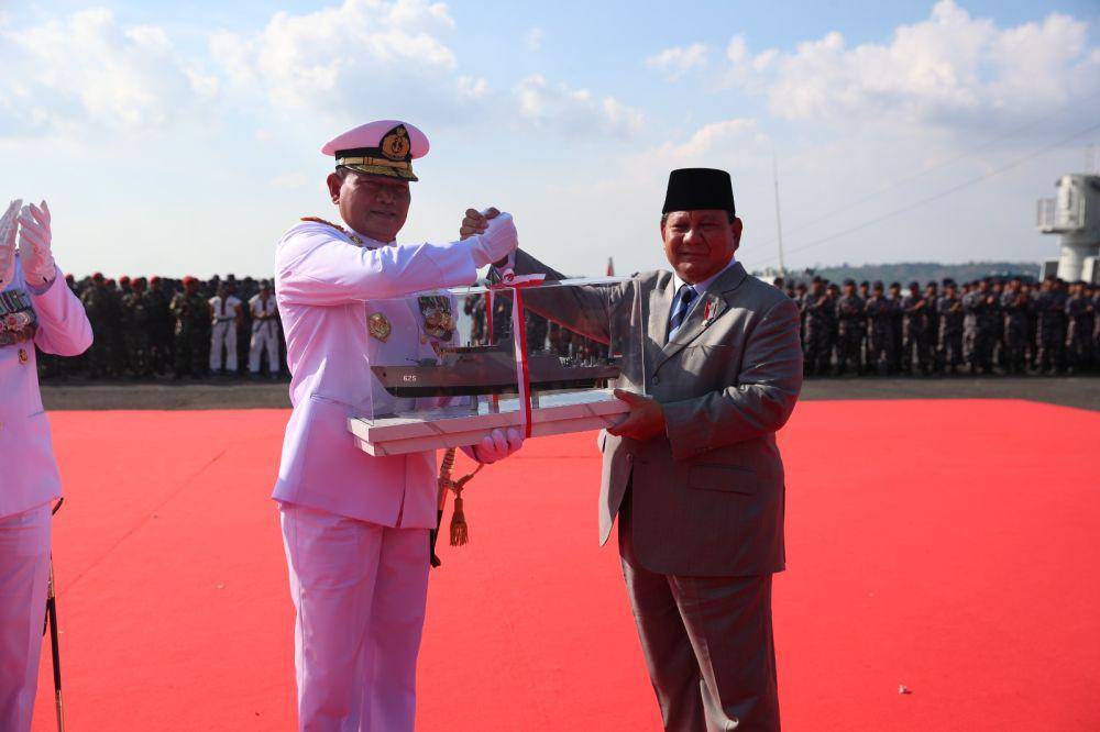 Menhan Prabowo Subianto menyerahkan dua KRI kepada Panglima TNI, merupakan kerja sama Indonesia-Jerman. (Dokumentasi Media Menhan)