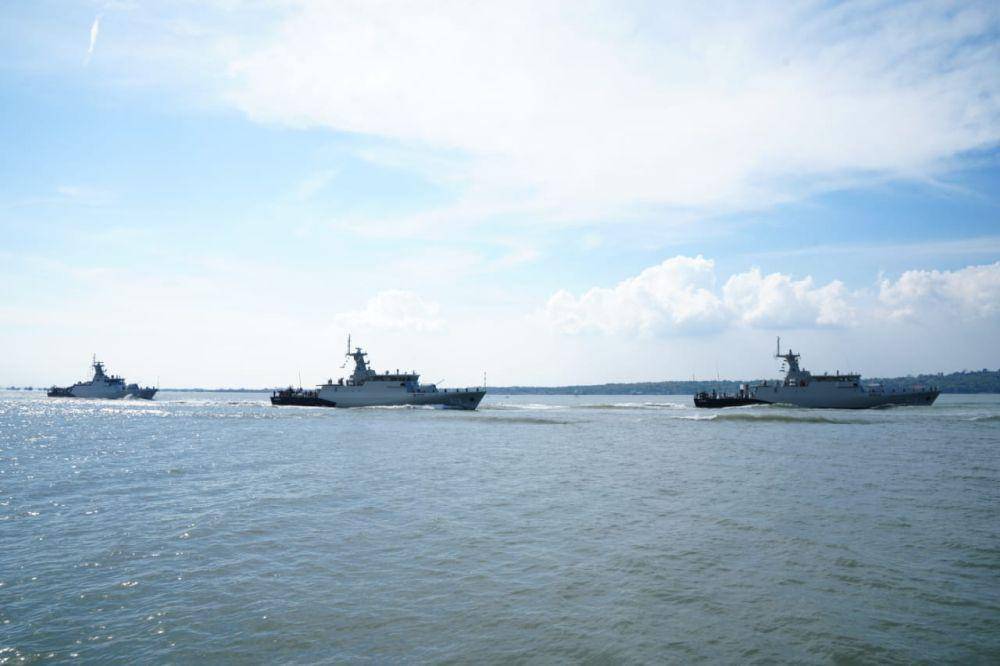 KRI Pulau Fani-731 dan Pulau Fanildo-732 yang berlayar di Dermaga Madura, Jawa Timur dan diserah terimakan oleh Menhan Prabowo Subianto. (Dokumentasi Puspen TNI)