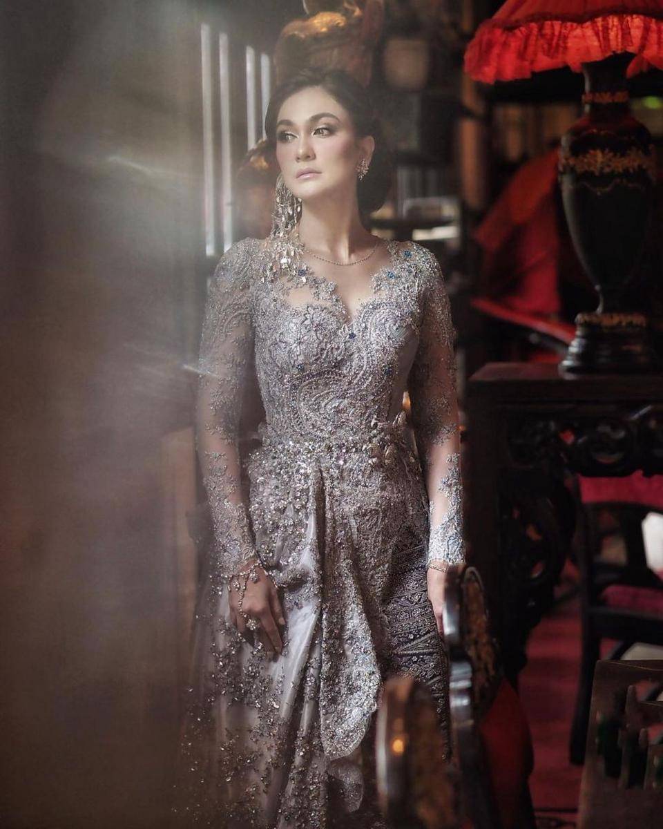 kebaya Luna Maya (instagram.com/lunamaya)