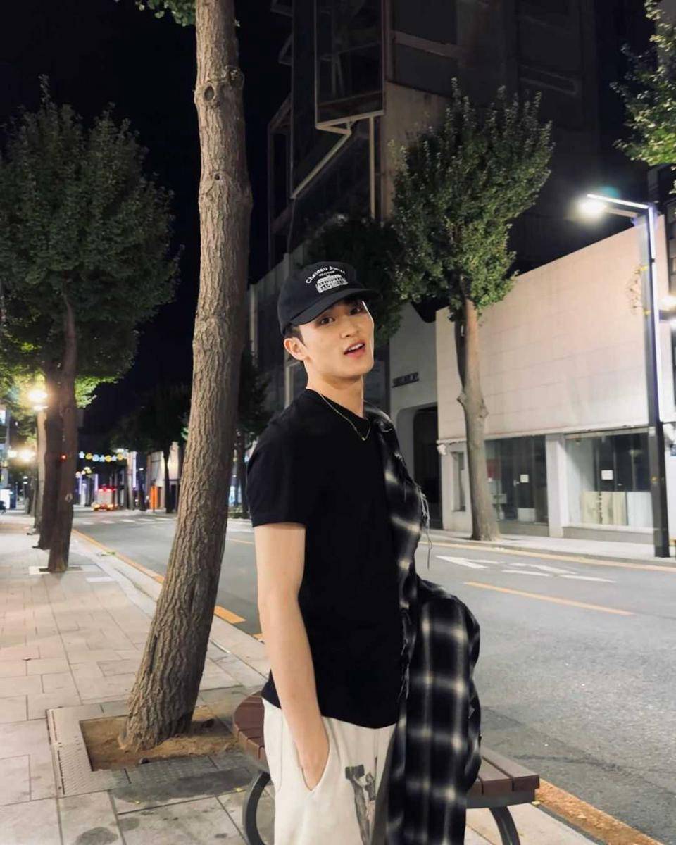 Mark NCT (instagram.com/onyourm__ark)