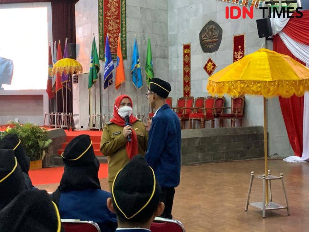 Eva Dwiana mewawancarai mahasiswa baru Unila. (IDN Times/Rohmah Mustaurida)