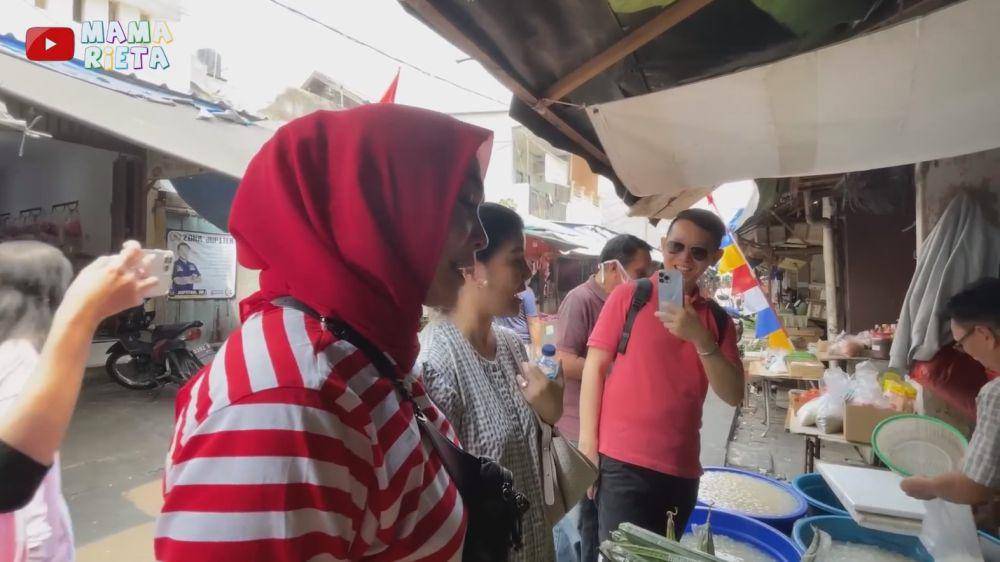 Rieta Amilia belanja ke pasar (YouTube.com/Mama Rieta)