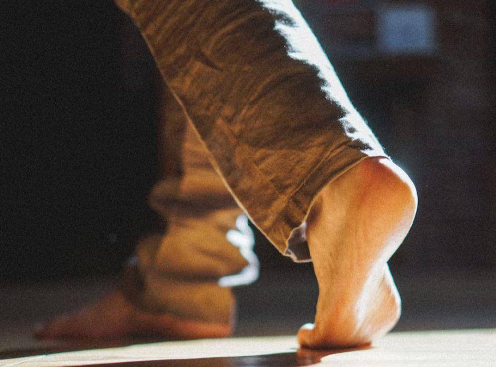 Bare foot(unsplash.com/@_juanmay)