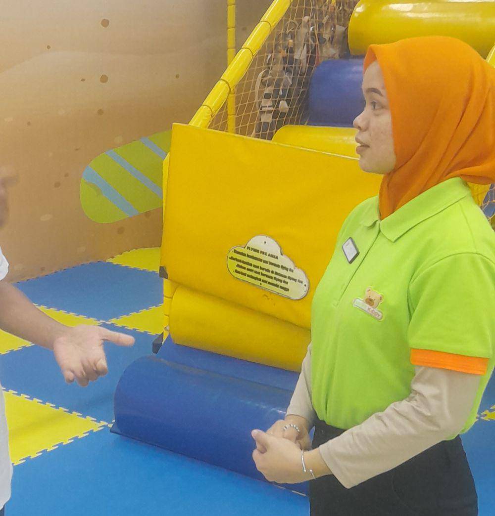 Widya, selaku Kids Guide pada saat diwawancarai, Senin (14/8/2023)/Fadhil Muhammad