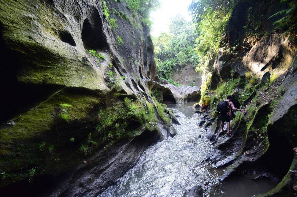Menyusuri sungai untuk sampai ke lokasi utama (Instagram.com/@diankristiawan)