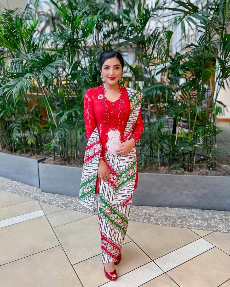 Kebaya merah. (instagram.com/ashanty_ash)