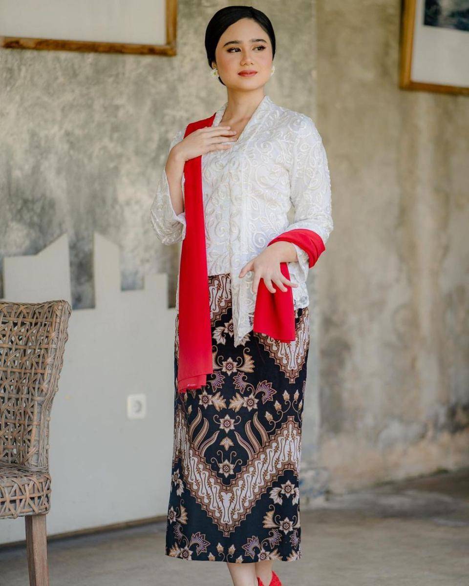 Kebaya merah. (instagram.com/tissabiani)