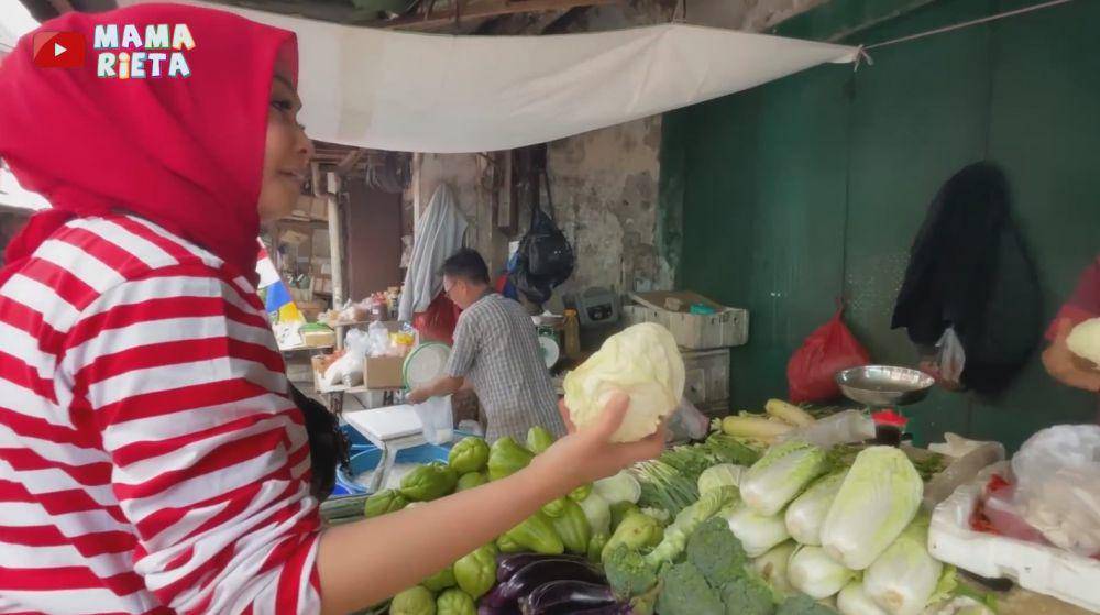 Rieta Amilia belanja ke pasar (YouTube.com/Mama Rieta)