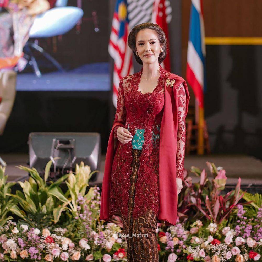 Kebaya merah. (instagram.com/cathysharon)