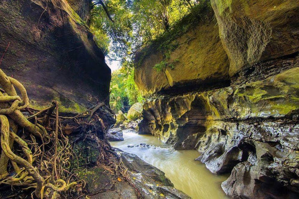 Tebing bebatuan yang terbentuk akibat erosi aliran sungai (Instagram.com/@hiddencanyonbejiguwang)