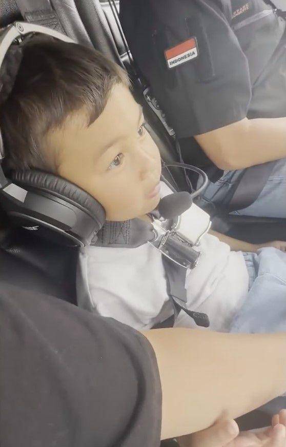 Baim Wong ajak Kiano naik helikopter (YouTube.com/Baim Paula)