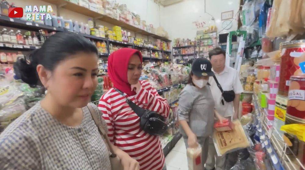 Rieta Amilia belanja ke pasar (YouTube.com/Mama Rieta)