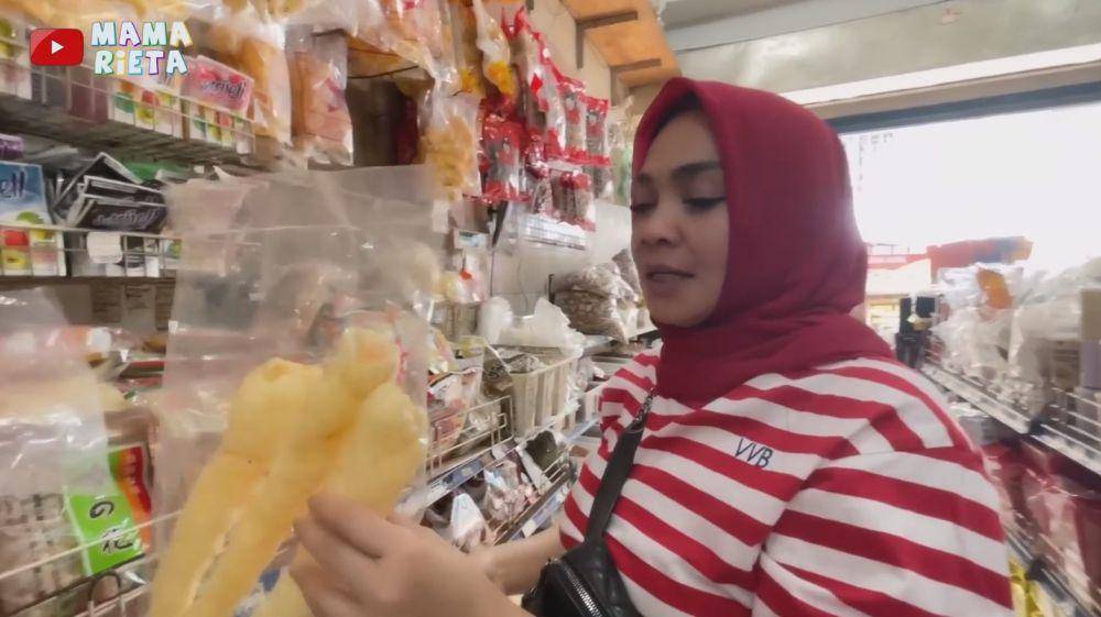Rieta Amilia belanja ke pasar (YouTube.com/Mama Rieta)