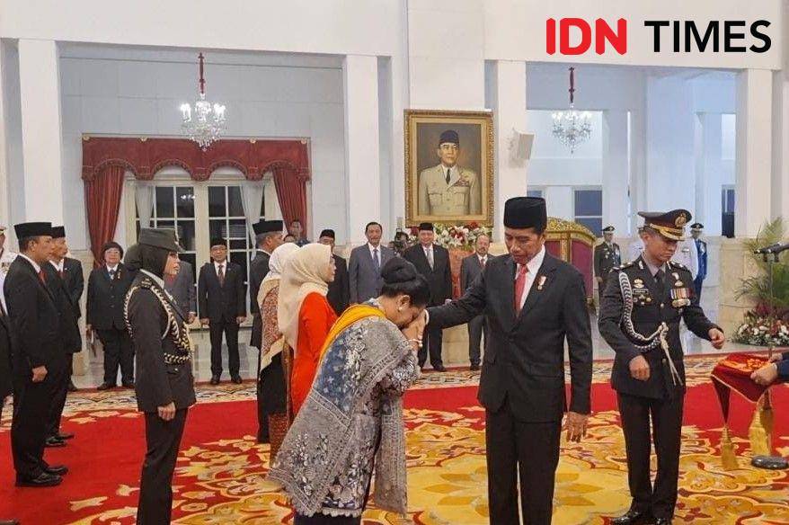Presiden Jokowi tanda kehormatan Bintang Adipradana kepada Ibu Negara, Iriana Joko Widodo (IDN Times/Ilman Nafi'an)