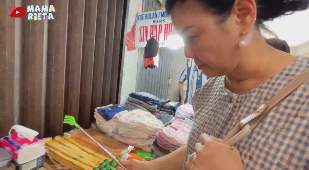 Rieta Amilia belanja ke pasar (YouTube.com/Mama Rieta)