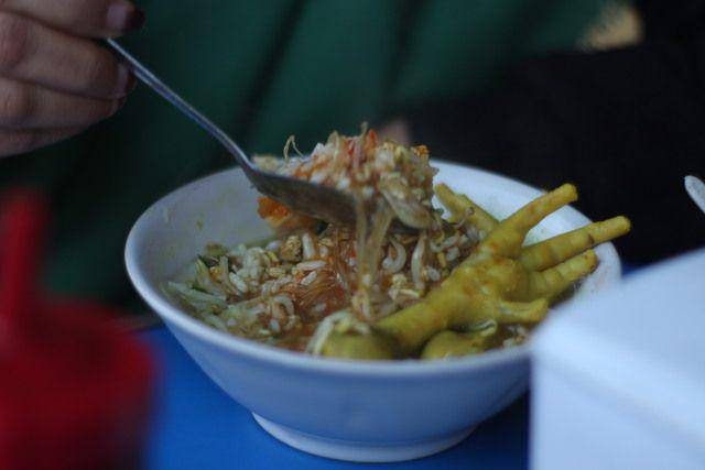ilustrasi seseorang sedang makan soto (vecteezy.com/Muchamad Zaenuri)