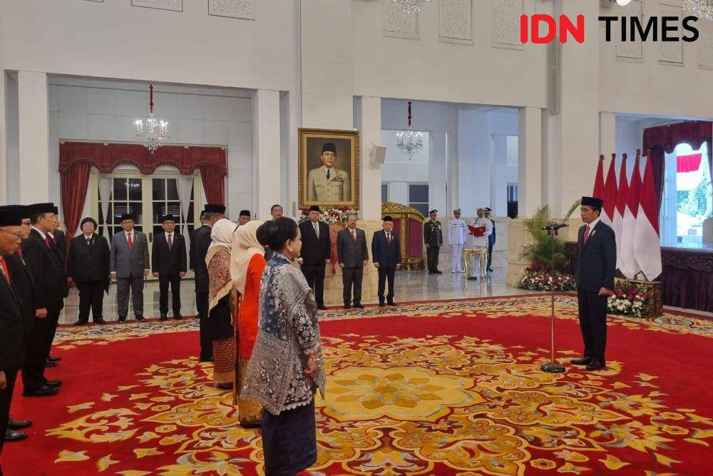 Presiden Jokowi berikan Anugeran Tanda Kehormatan Republik Indonesia ke sejumlah tokoh (IDN Times/Ilman Nafi'an)