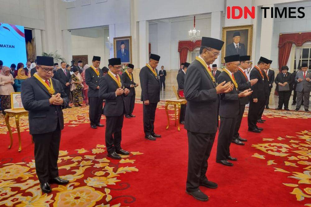 Presiden Jokowi berikan Anugeran Tanda Kehormatan Republik Indonesia ke sejumlah tokoh (IDN Times/Ilman Nafi'an)