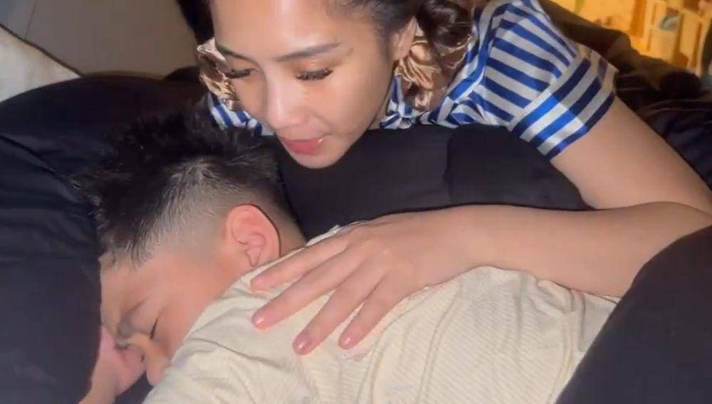 potret manis perlakuan Nagita di memen pergantian usia Rafathar (instagram.com/raffinagita1717)